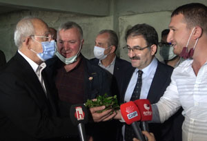 Kılıçdaroğlu’na Rize’de Çay Üreticileri Yerine CHP’li Başkanın Oğlu Bilgi Verdi