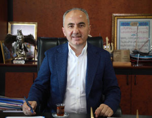 Rize Belediye Başkanı Rahmi Metin 2022 yılının en başarılı 3. il belediye başkanı
